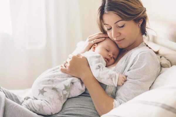 Mein Baby schläft beim Stillen ein – was kann ich tun? - Mein Baby schläft beim Stillen ein | Livella.de