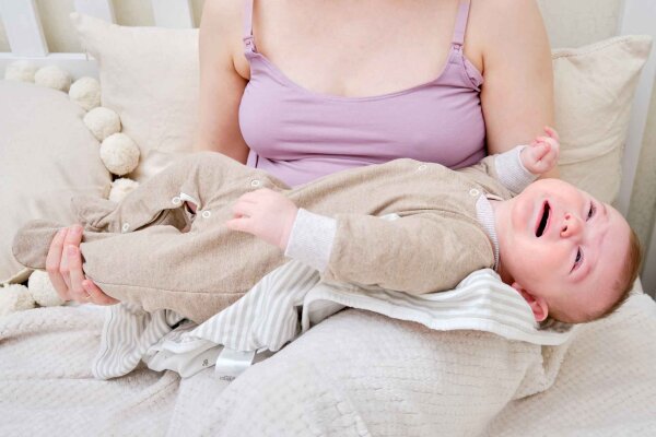 Was tun, wenn mein Baby unruhig beim Stillen ist? - Baby unruhig beim Stillen? Ursachen und Lösungen | Livella.de