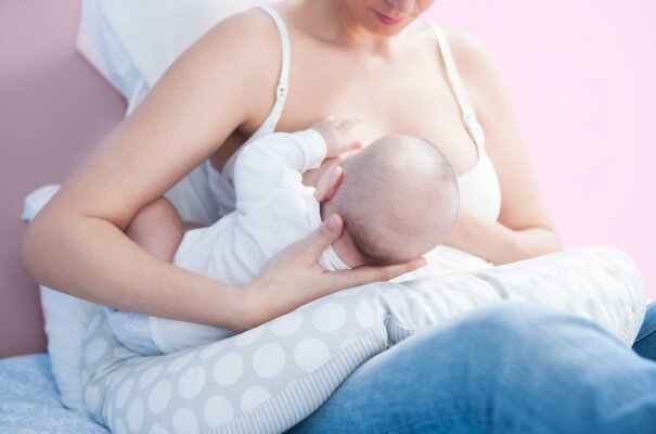 The most popular breastfeeding positions and how to do them - The most popular breastfeeding positions and how to do them | Livella.de