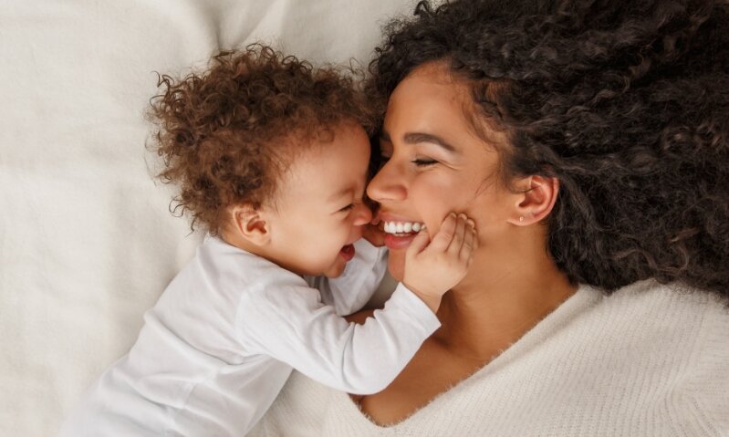 Lachende Mama mit ihrem Kind
