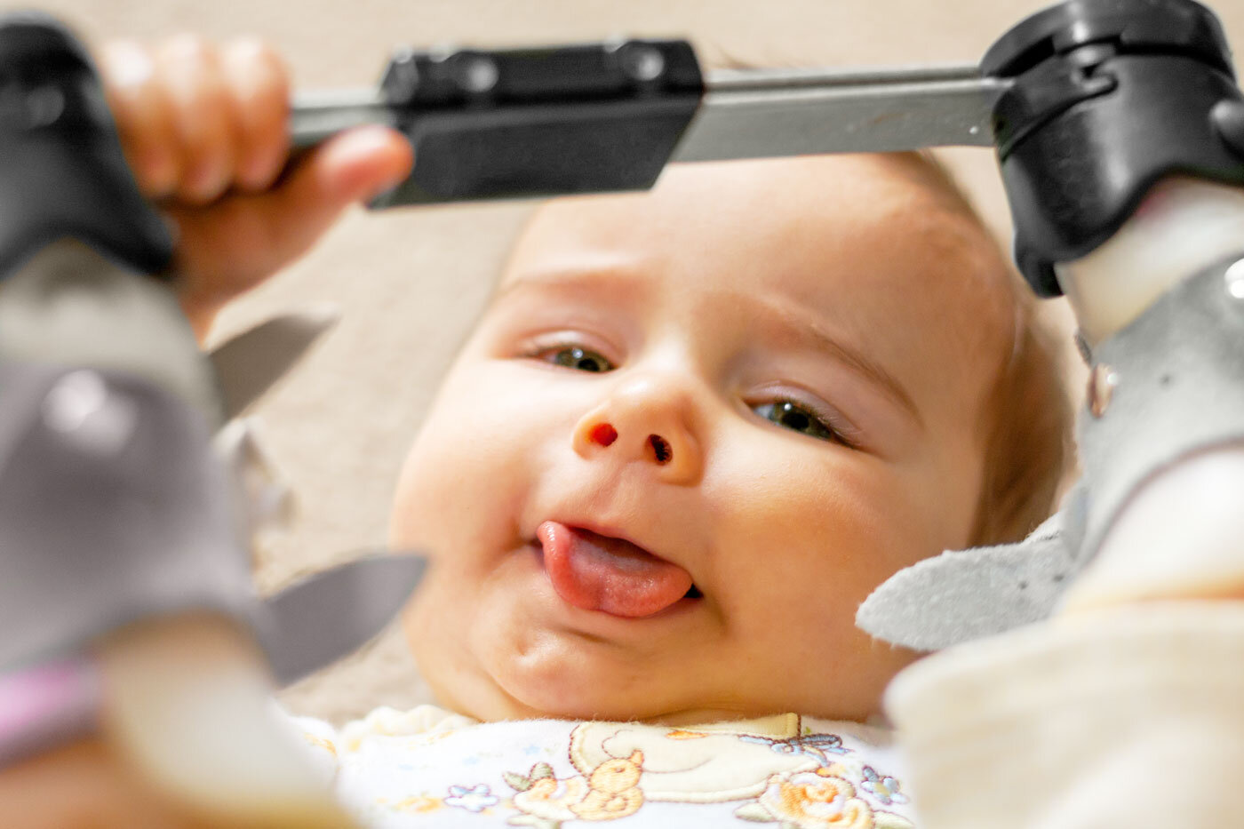 Ein Baby mit Verdacht auf ein verkürztes Zungenbändchen