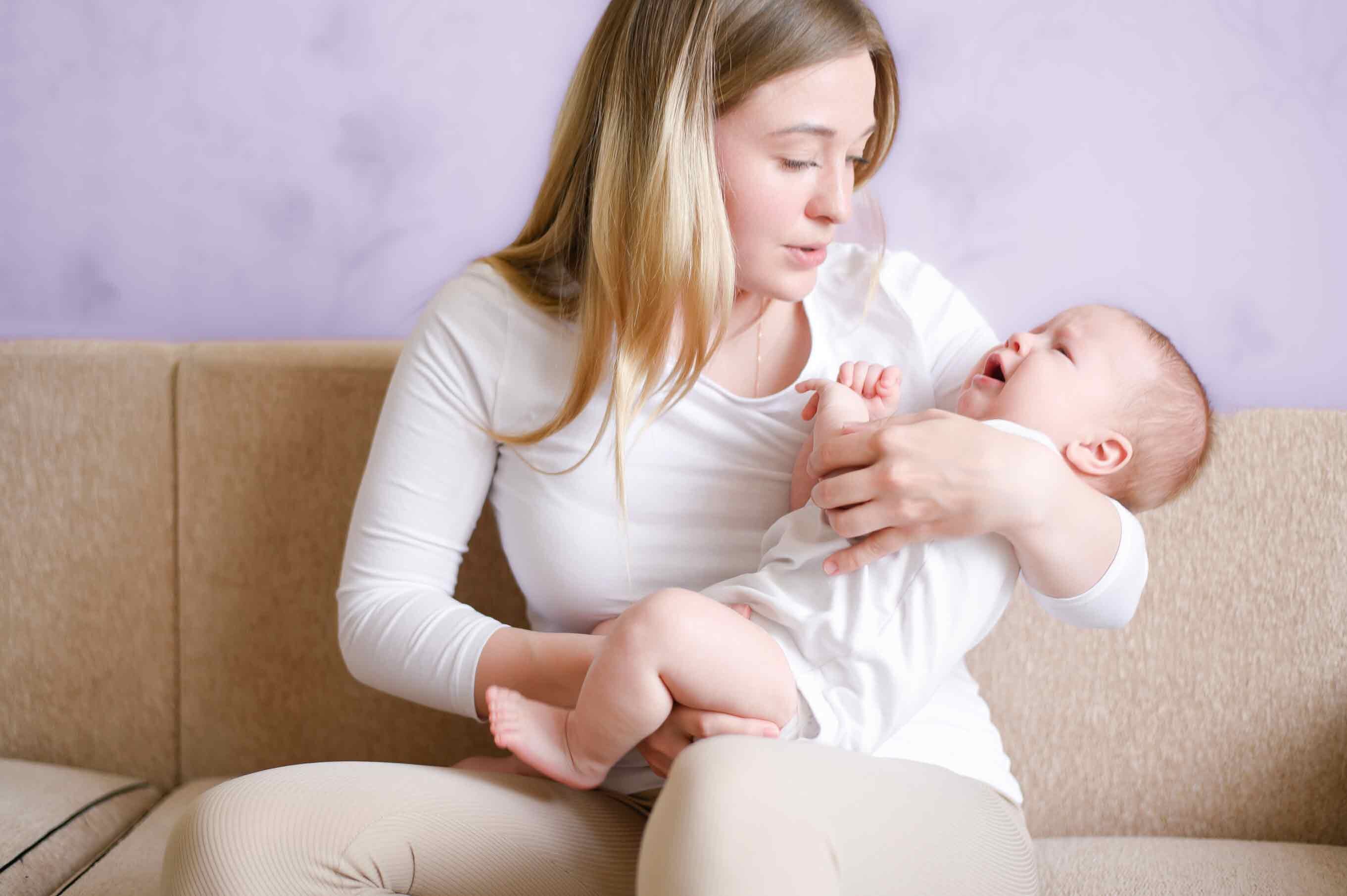 Baby schreit auf dem Arm der Mutter