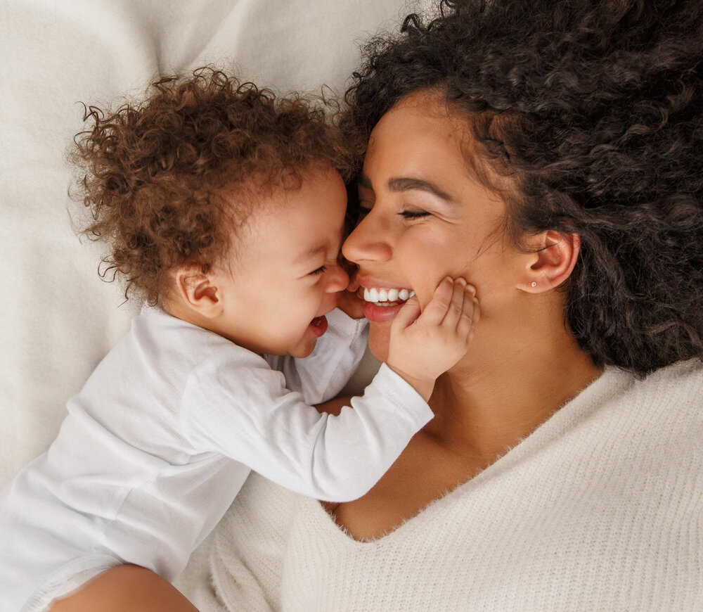 Lachende Mama mit ihrem Kind