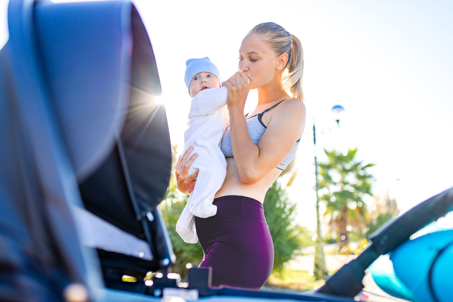 Mutter joggt mit Baby im Kinderwagen