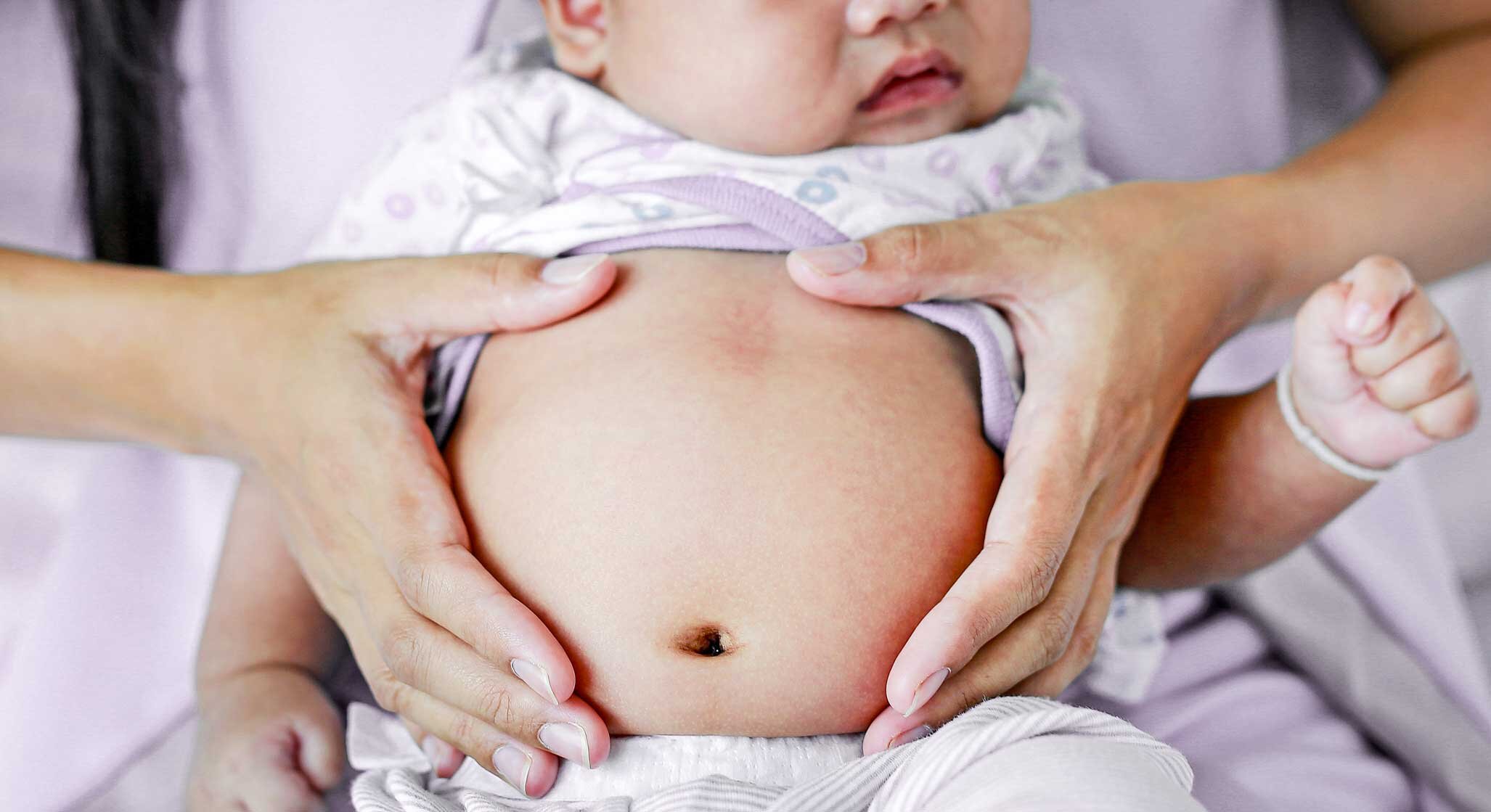 Laktoseintolerantes Baby hat einen Blähbauch