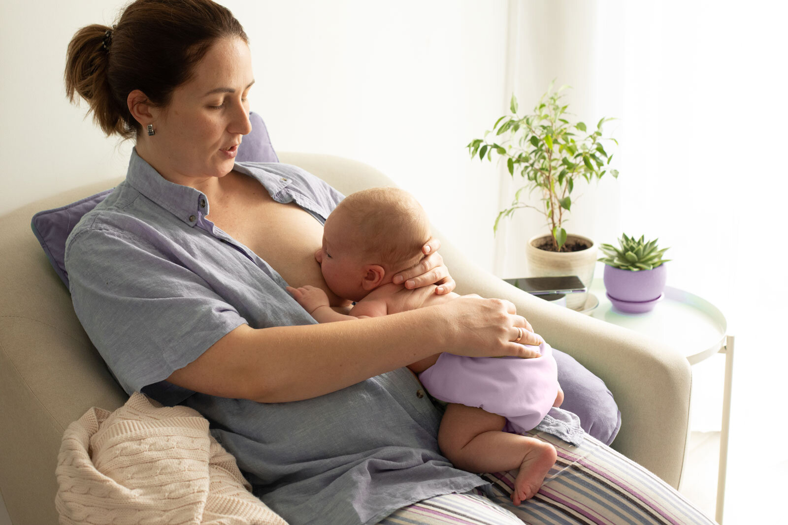 Eine Mutter stillt ihr Baby nachdem der Milcheinschuss eingetreten ist.