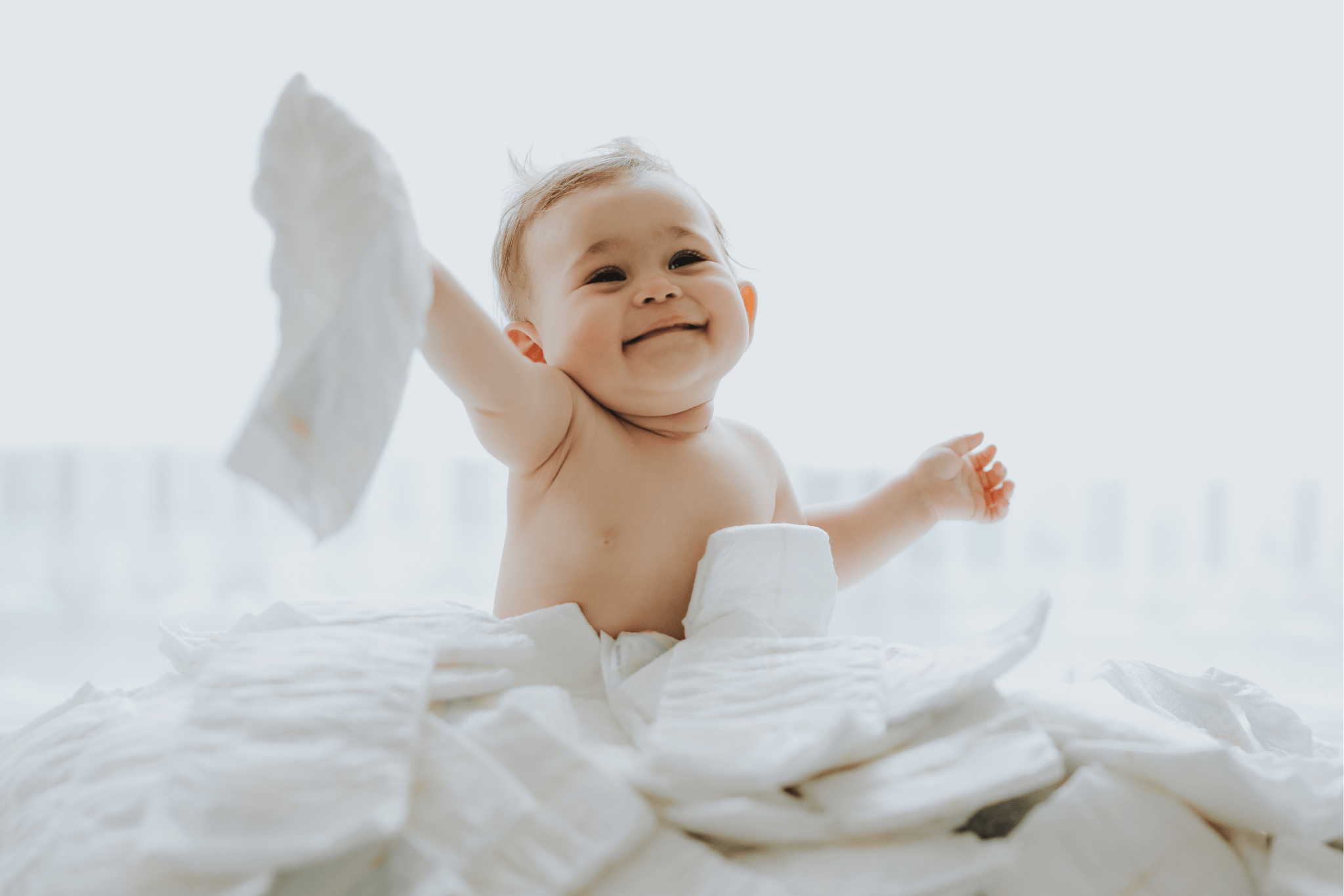 Baby hält Windel in die Luft