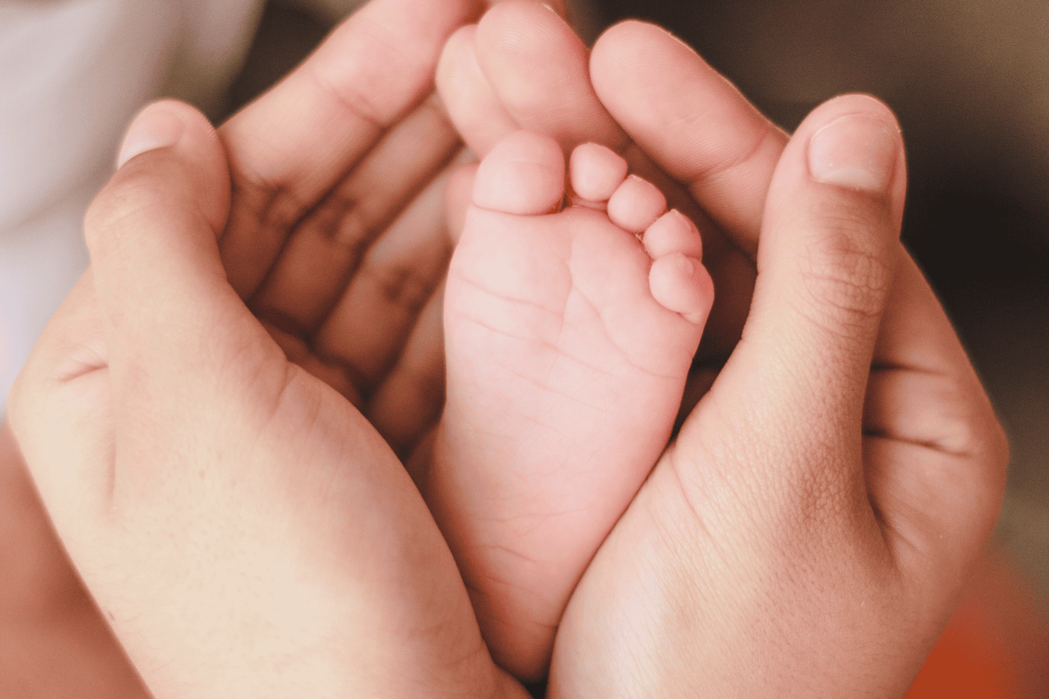 Mutter streichelt Fuß von Baby