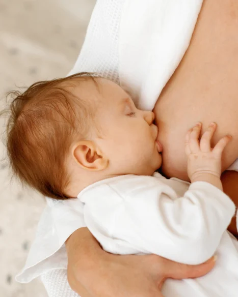 Mutter stillt ihr Baby entspannt